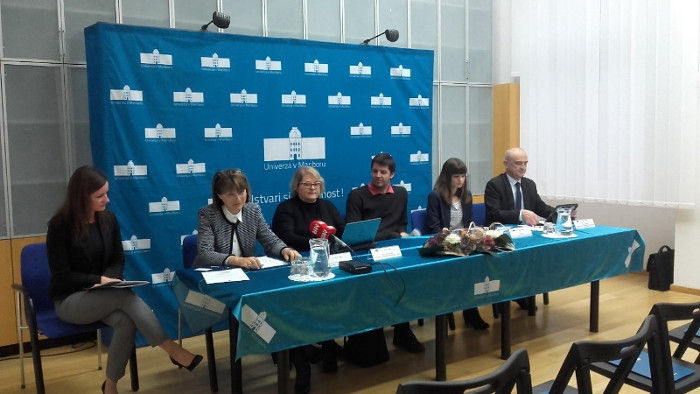 novinarska konferenca.jpg
