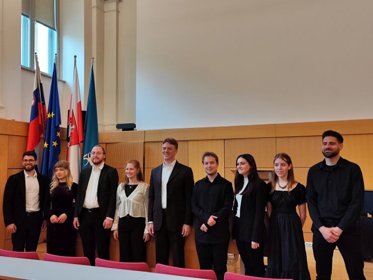 Dr. Jonah Lynch s študenti pianisti iz Oddelka za glasbo Pedagoške fakultete UM.