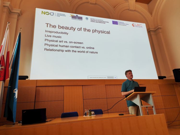 Dr. Jonah Lynch je izpostavil primere občutkov, ki jih ni mogoče posredovati s tehnologijo.​