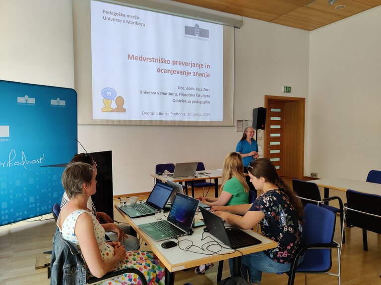 V Podreccini dvorani na Univerzi v Mariboru smo se udeležili delavnice o Medvrstniškem preverjanju in ocenjevanju znanja.