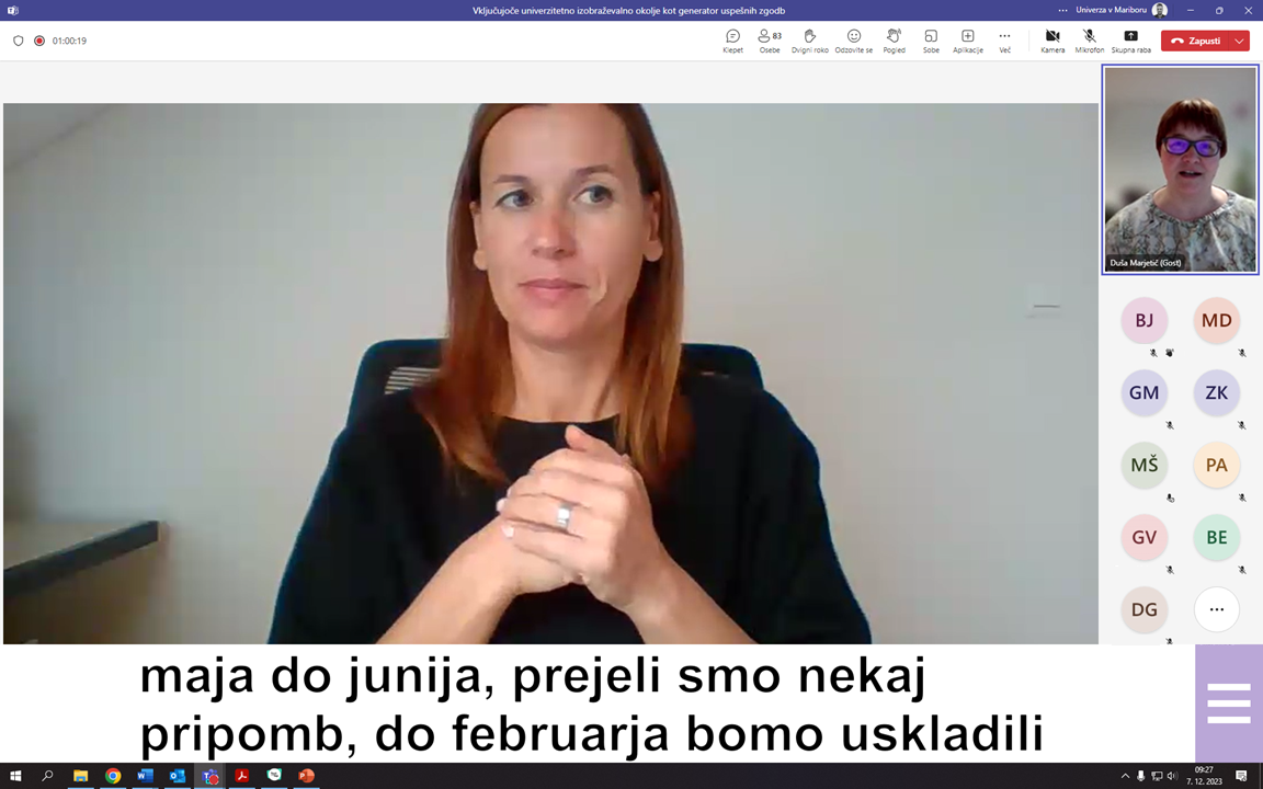 Slika prikazuje tolmačko v ospredju dogodka na daljavo v MS Teams.